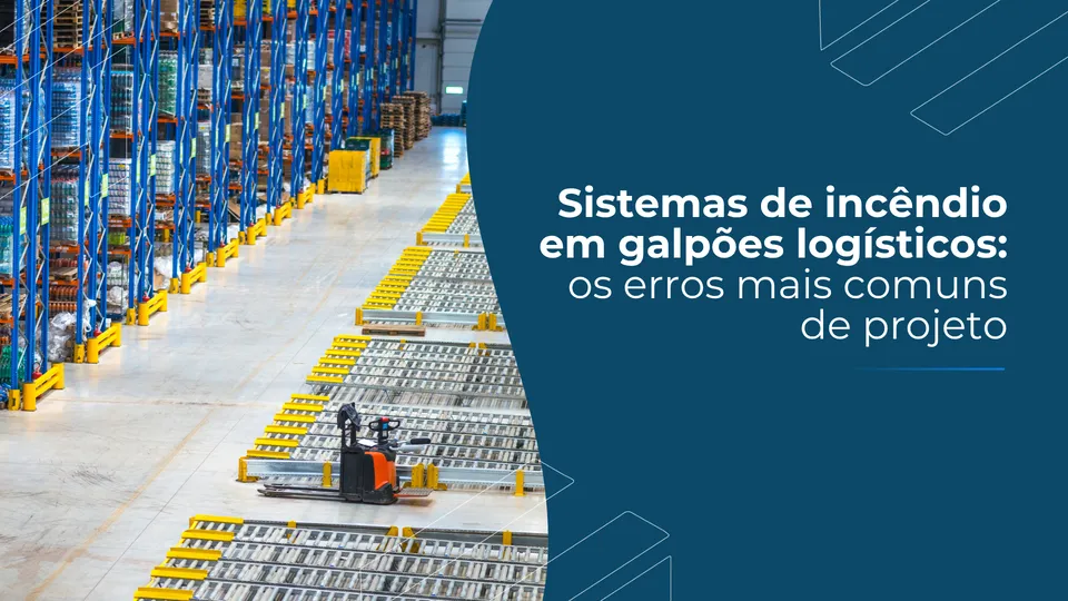Visão ampla de um centro de distribuição com porta-paletes e uma empilhadeira, acompanhada do título do artigo sobre erros no sistema de incêndio em galpões logísticos.
